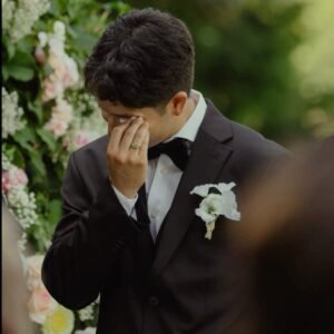 LENÇO PARA O NOIVO CHORÃO ENXUGAR AS LÁGRIMAS NA ENTRADA DA NOIVA